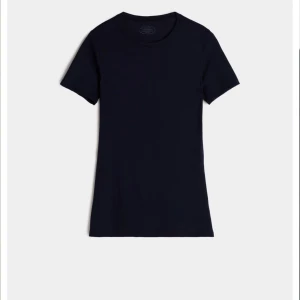 Intimissimi t-skirt - Jätteskön och fin t-skirt ifrån intimissimi. Använd fåtal gånger. Säljer pågrund av att den inte kommer till användning. Hör av er vid frågor💕