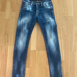 Jack & jones jeans - Ett par riktigt feta Jack n Jones jeans i utmärkt skick. Jeansen är i snygga slitningar och har en skön passform, sitter i slim. Modellen är Glenn. Jeansen liknar dessutom Dsquared2!