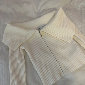 Off shoulder tröja - Jätte fin stickad off shoulder tröja från behärska, helt oanvänd 😍 världens skönaste material!!