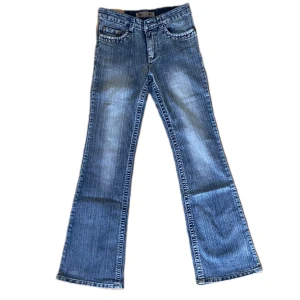 LÅGMIDJADE JEANS - Nya med lappen kvar! Skriv om du har frågor eller vill ha fler bilder/mått
