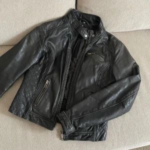 Svart läder jacka bikerjacket - Super snygg jacka som tyvärr inte kommer till användning, vintage vibe men ser nästan helt ny ut.   Tror det är äkta läder