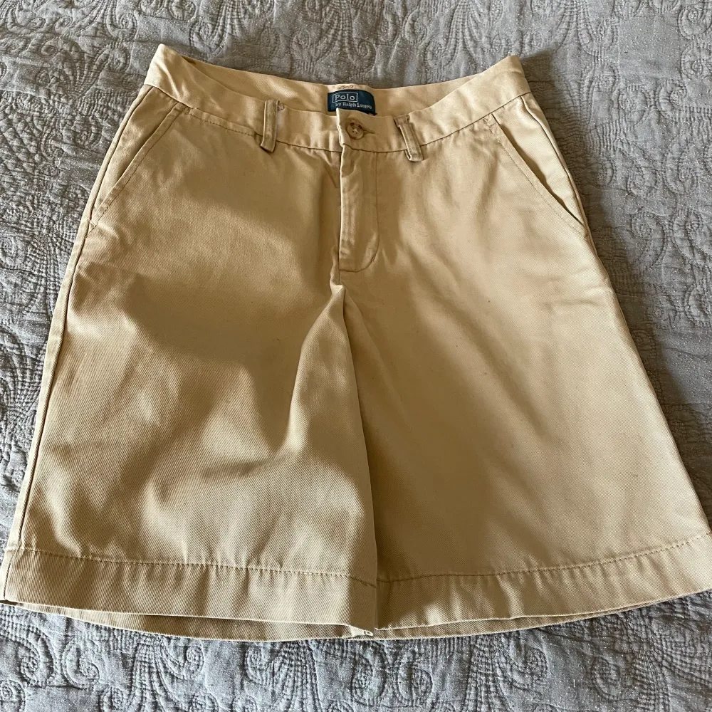 Chinosshorts från Ralph Lauren i gott skick. Stl 12 och passar en pojke i ålder 11-14. Shorts.