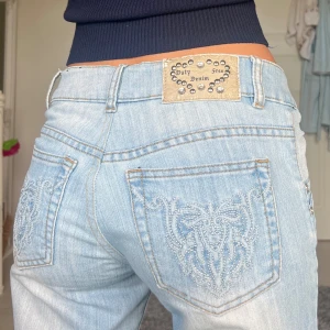 Jeans - Midjemått: 36cm rakt över, innerbenslängd: 80cm 💗