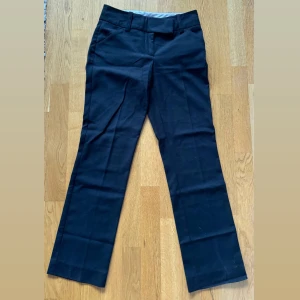 Kostymbyxor - Svarta kostymbyxor från Stockh lm i strl 32. Säljes då de är för stora i midjan för mig 🫶🏽