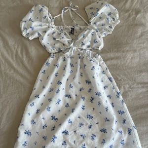 Blommig kort klänning🌸 - Jätte fin blommig klänning som är använd 1 gång💕Passar perfekt en vacker sommar dag✨
