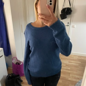 Blå stickad tröja - Använd men ändå i väldigt gott skick🫶🏻