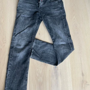Replay jeans svarta - Ett par fina svart replay jeans  Modellen heter waitom men sitter precis som anbass  Storlek 28-30 pris 650 vid frågor bara att höra av sig mvh//elliott