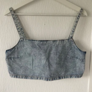 Jeans topp - Använd en handfull gånger. Mycket bra skick. Dragkedja där bak. Säljer denna topp då jag aldrig använder den längre.