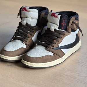 Travis scott x Jordan 1 retro highs - Använda for några månader, behöver inte dem längre. Rosa laces följer med. Inga permanenta märken på skorna. Pris kan diskuteras