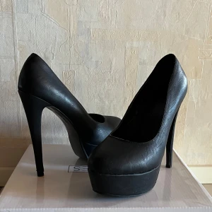 Svarta pumps - Stl 38, 10 cm klackhöjd inkl platå & super bekväma! 