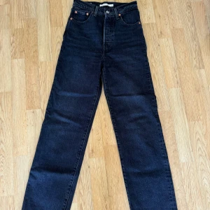 Levis Jeans - Levis Ribcage Straight Ankle Jeans i storlek 24