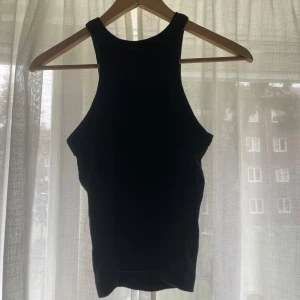 Linne från Gina Tricot - Superfint svart ribbat linne från Gina Tricot. Använd ett fåtal gånger, i fint skick.