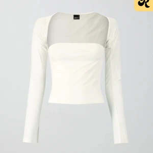 Topp - Helt ny topp från gina tricot, för liten men tappat bort kvitto, lapp kvar endast testad, storlek M 😍 Nypris 259kr säljer för 220kr + frakt eller lägg ett prisförslaag👌