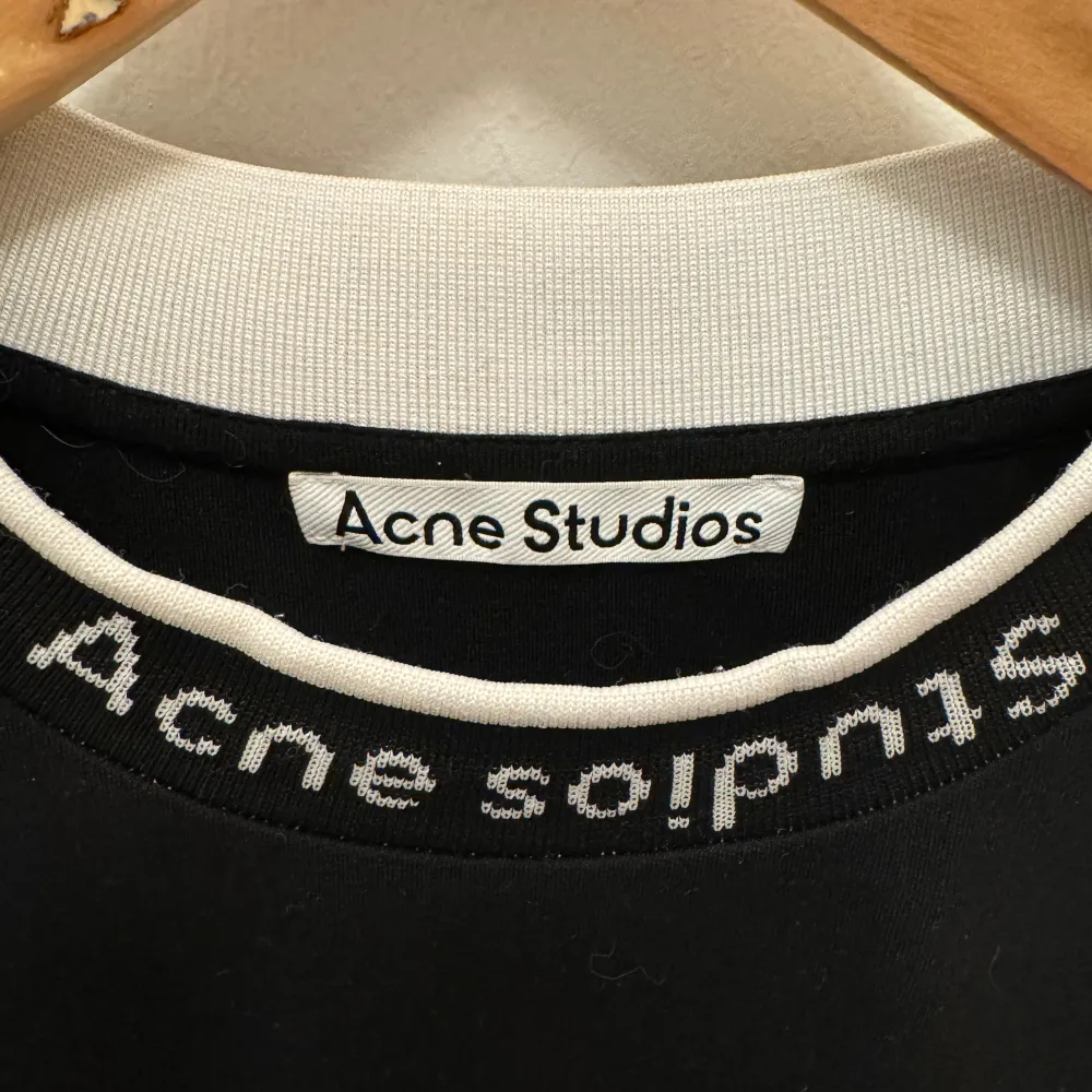 En svart casual T-shirt från ACNE STUDIOS.. T-shirts.