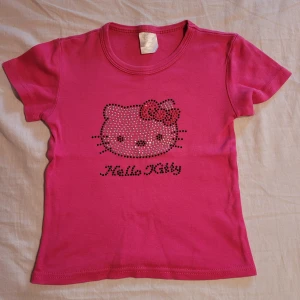 Topp - Hello Kitty topp, storlek 98/104. Köparen står för frakten 