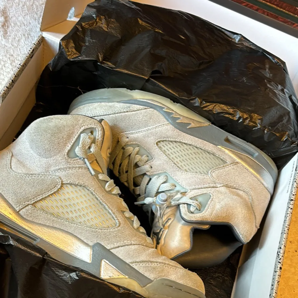 Jag säljer mina Jordan 5’s bluebird eftersom jag har vuxit igenom de, skorna är i storlek 40 och är använda men i nyskick. Skornas material som är mocha är i perfekt skick och inte har några skador alls. När ni köper skorna får ni original skolådan.. Kengät.