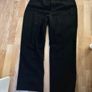 Svarta kostymbyxor  - Svarta kostymbyxor två defekter bilder finns