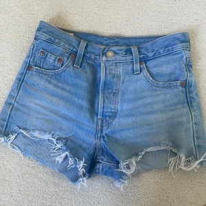 Levis shorts - Jättefina jeansshorts som tyvärr inte passar längre, köpta för ca ett år sen för ca 700 kr. De är i bra skick utan defekter. Jag skulle säga att de är midwaist då de slutar några cm under naveln. Storleken står inte men skriv ifall du vill ha mått. 