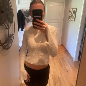 Fluffig tröja - Världens mjukaste å gosigaste tröjan. Jätte söt topp med slits i ärmen längs ner. Dunder skön verkligen!