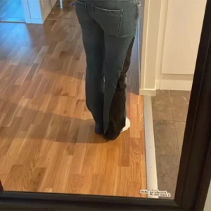 Lågmidjade jeans - Påsytt svart jeanstyg, supersnygg detalj. Innerbens längd 74cm midjemått 35🫶