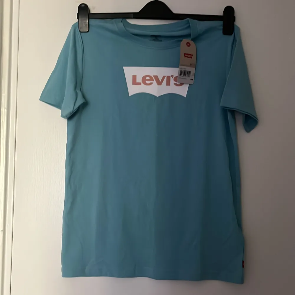 En helt ny Levi’s T-shirt i färgen stillwater.. T-shirts.