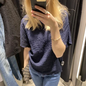 Zara topp - Marinblå zara topp! Köpt för 199kr och använd fåtal gånger