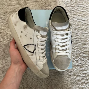 Philippe Model Skor - Säljer dessa sjukt feta Philippe Models!  | Skick 8,5/10 (Liten flaw vid hälen) | Storlek 45 | Box, Dustbag, Kort ingår | Hör av dig för fler bilder eller om du har någon fundering! 🤝