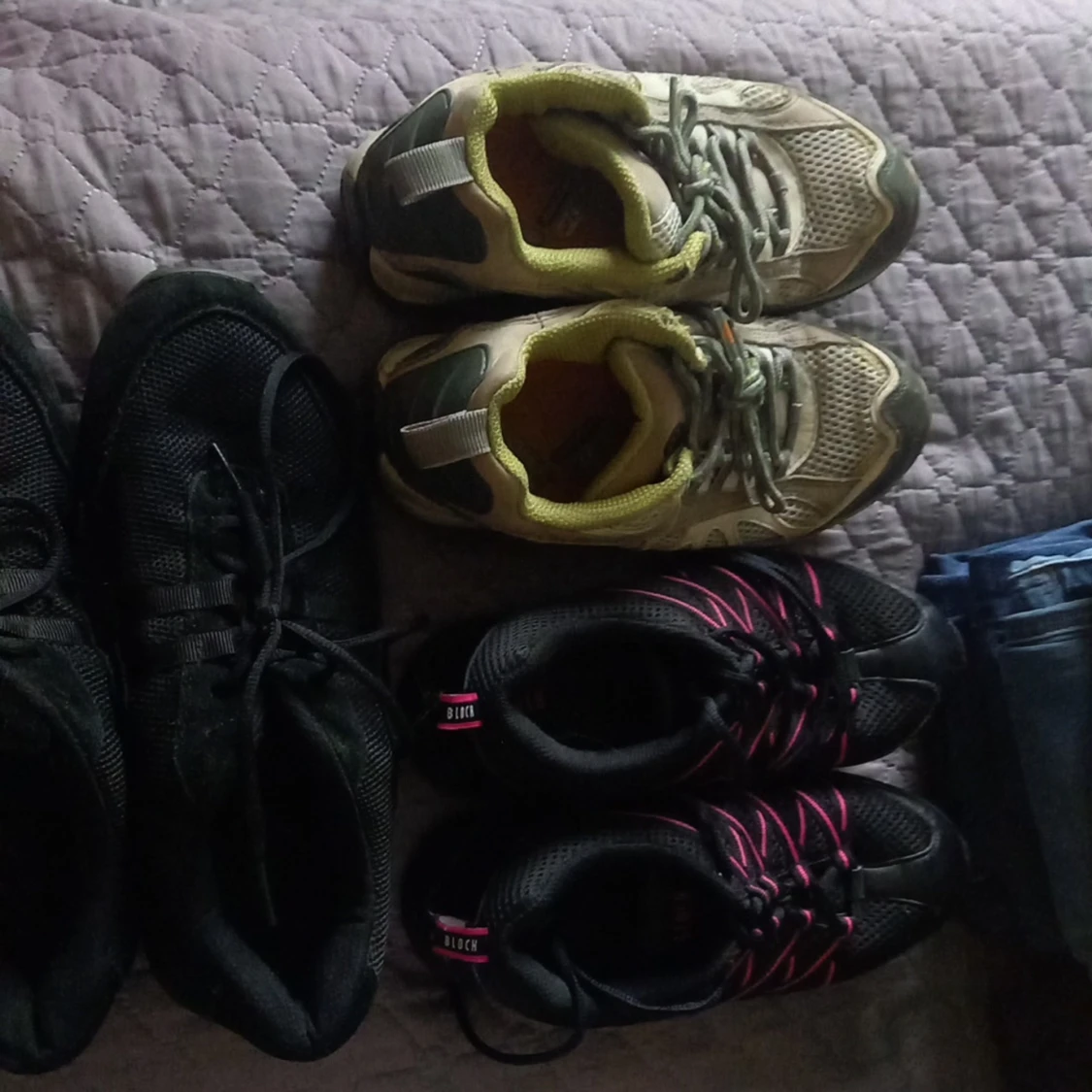 Blandad hög 400 kr storlekar xs s M  alla jeans tillsammans 380 kr srorlekar xs s  skor 20 kr sryck storlek 36 37 38 - 90