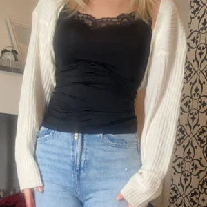 Bolero  - En mysig tröja som bara täcker armarna. Är perfekt om man bara vill täcka armarna. 💕 pris går att diskuteras💕