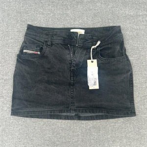Diesel kjol - Jätte fin Diesel Jeanskjol i storlek 26 men skulle säga att de är lite mindre. Säljer för att den e för liten för mig.   Midja 26  Längd 31/32  