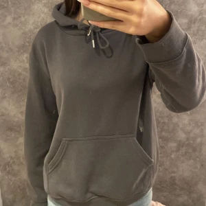 Mörkgrå Luvtröja/Hoodie - En skön, fin och mysig mörkgrå luvtröja, oanvänd. Inga defekter, helt ny. Den har ett skönt och mjukt material. Köpte den för 250kr
