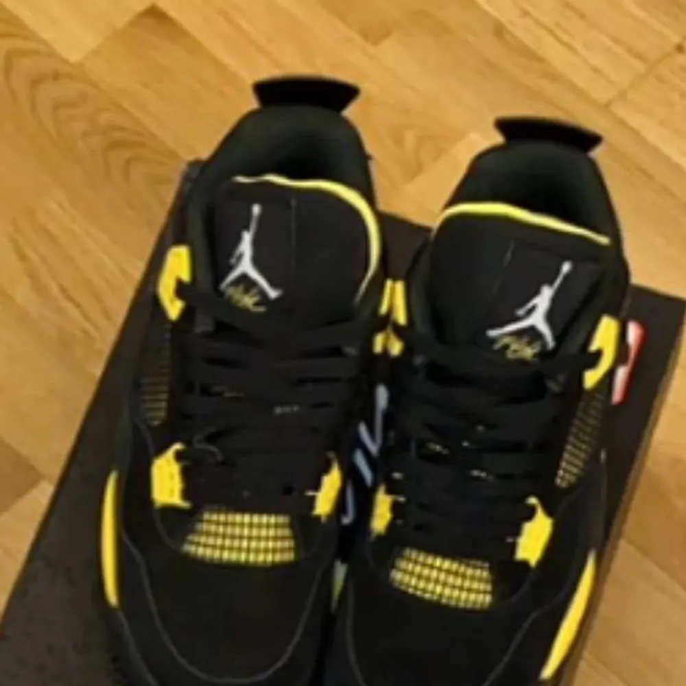 Säljer mina nya Jordan 4 Yellow Thunders är coola gula sneakers med bra stötdämpning och skön stil. De kommer i sin box och är perfekta för att synas och vara bekväm samtidigt.. Skor.