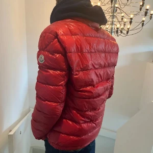 Moncler acorus  - Säljer den as feta jacka som passar nästan året om. Jackan passar folk från 170 - 180 har en liten deffekt på bild 3 som knappt syns därav priset. Har äktenskaps bevis på jackan.