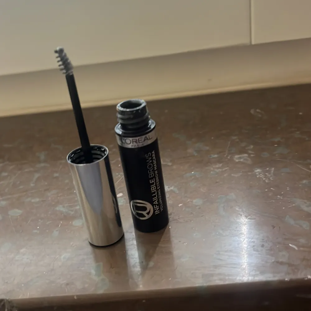 En w7 Hollywood bronser & glow palett oanvänd men tappad i golvet en gång. Loreal Paris infaillible brows volumizing eyebrow mascara oanvänd.. Skönhet.