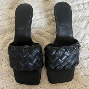 Svarta klackar  - Jättefina klackar från H&M. Köpt för ca 1-2 år sedan. Aldrig använda. Köpt för ca 200kr. 