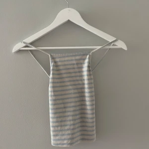 Randigt linne - Superfint linne med beigea, vita och ljusblå ränder i storlek s. Linnet är från bik bok och har en jättefin korsad rygg, det och är väldigt bekvämt. Används tyvärr inte längre pga för liten.