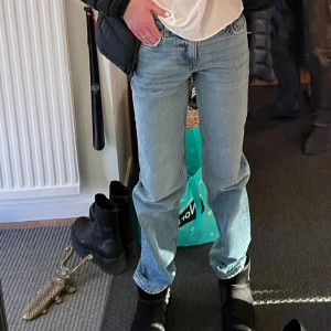Jag säljer mina ”Low straight jeans” - Bra skick! Köptes 2023! Säljer eftersom dem nu är för små! Pris går att diskutera 