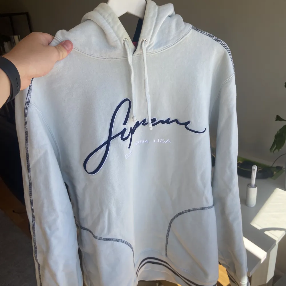 Hoodie från Supreme köpt från supremenewyork. Kvitto finns! Tröjan är sparsamt använd och kostade ca 1900 kronor ny.. Hoodies.