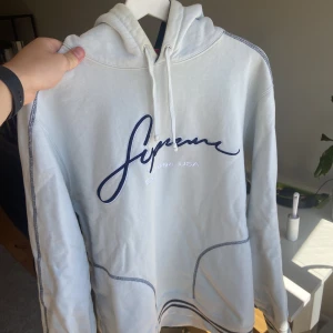 Supreme Hoodie - Hoodie från Supreme köpt från supremenewyork. Kvitto finns! Tröjan är sparsamt använd och kostade ca 1900 kronor ny.