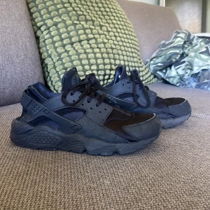 Nike hurache  - Säljer ett par Nike huraches, sparsamt använda. Säljer pga att storleken var för liten.  Jag har storlek 38, om du har storlek 37/37.5 så kommer de passa. ✨ 