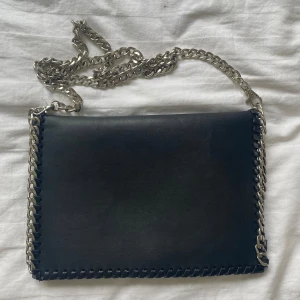 Handväska - Snygg handväska från nelly i fint skick, det enda är att en av magneterna saknas (jag tycker det var bättre utan då den knappt gick att få upp🙃). Tryck gärna på köp nu och hör av dig vid frågor!