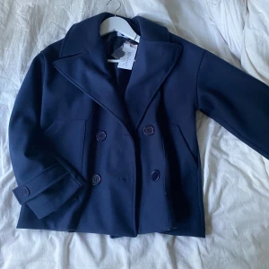 Design by si kappa - Säljer denna helt nya design by si kappa med prislapp kvar. I storlek xs/s, jag är 169 för referens💕💕i färgen navy 