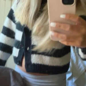 Zara kofta  - Säljer denna snygga zara kofta som tyvärr aldrig kommer till användning. Använd fåtal gånger och är som ny! 