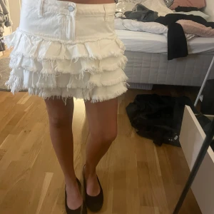 Volang jeanskjol - Säljer denna super coola kjol i jeans med volanger. Bara testad!