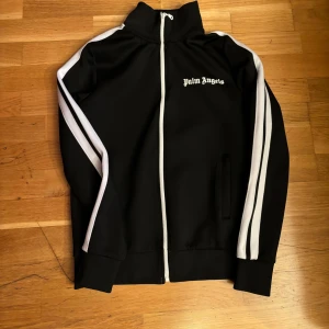 Palm angels zip - Säljer min palm angels zip för att den är liten, helt ny i storlek S