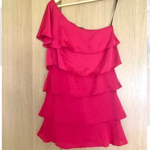 Rosa volangklänning - Superfin one shoulder klänning med volanger💕