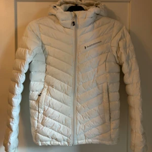 Vit dunjacka - Vit dunjacka i storlek S. I gott skick, knappt använd