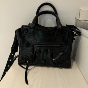 Steve Madden väska - Söljer denna i princip nya handväskan från Steve madden modellen celia, nypris ca 1400kr. Super fin och rymlig men har inte kommit till använding hos mig! Tillkommer även en liten spegel och korthåller som jag tagit av men självklart skickar med ❤️