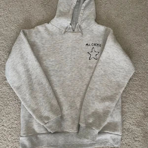 Ma cherie hoodie - Ma cherie hoodie från Gina young, använd  ca 2 gånger. Säljer den pga av att den knappt kommer till användning, strl 146/152 men passar som xs 