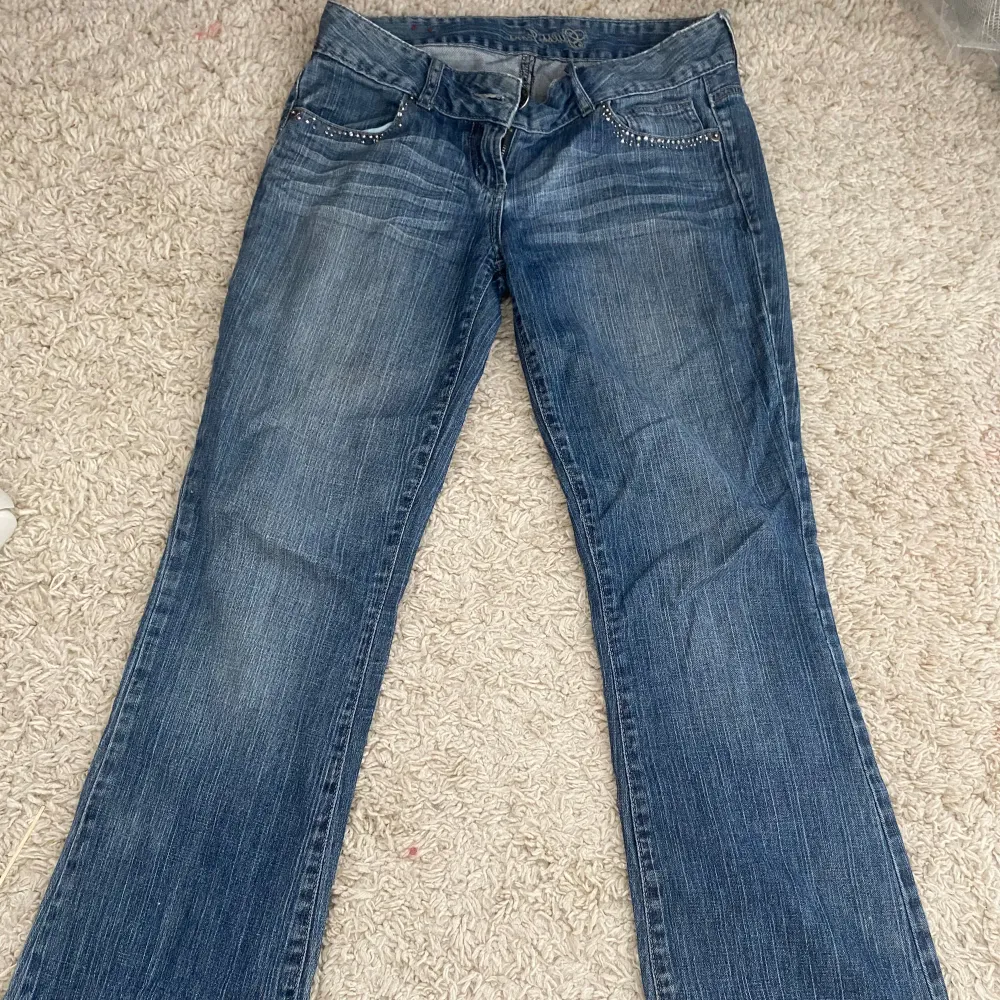 Köpta i usa och sitter jättefint. Jättelite långa på mig som är 168. Innerbenslängd-79  midjemått-37. Jeans & Byxor.